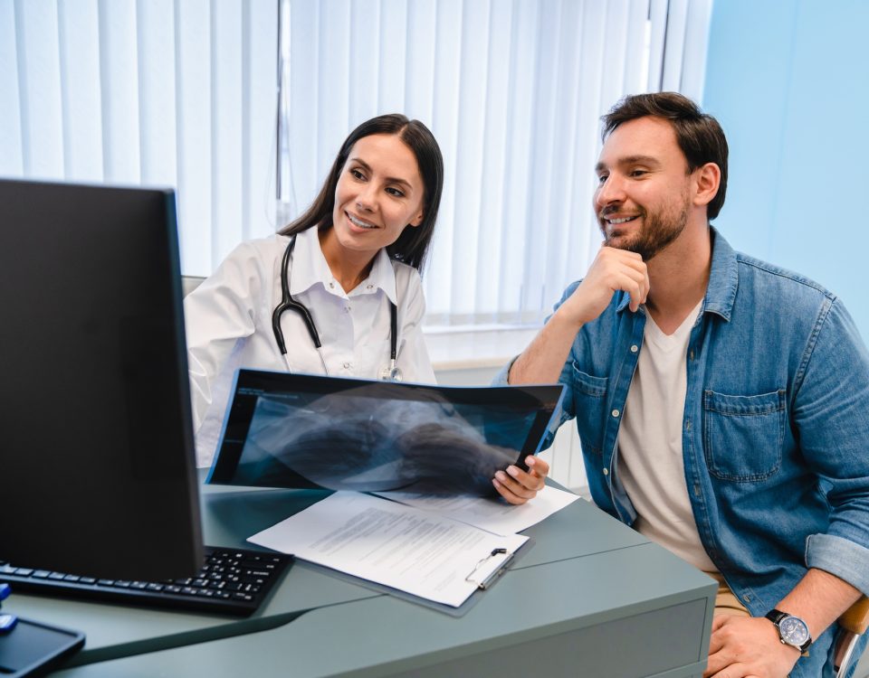 Glossaire complet sur la hernie discale 8 Doctor diagnosing patient's health with radiological chest x-ray film for medical healthcare service