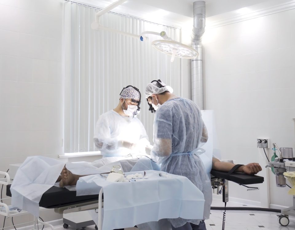 Hernie discale : Quand envisager la chirurgie ? 4 Team of doctors perform surgery while patient is under anesthesia. Action. View inside of the