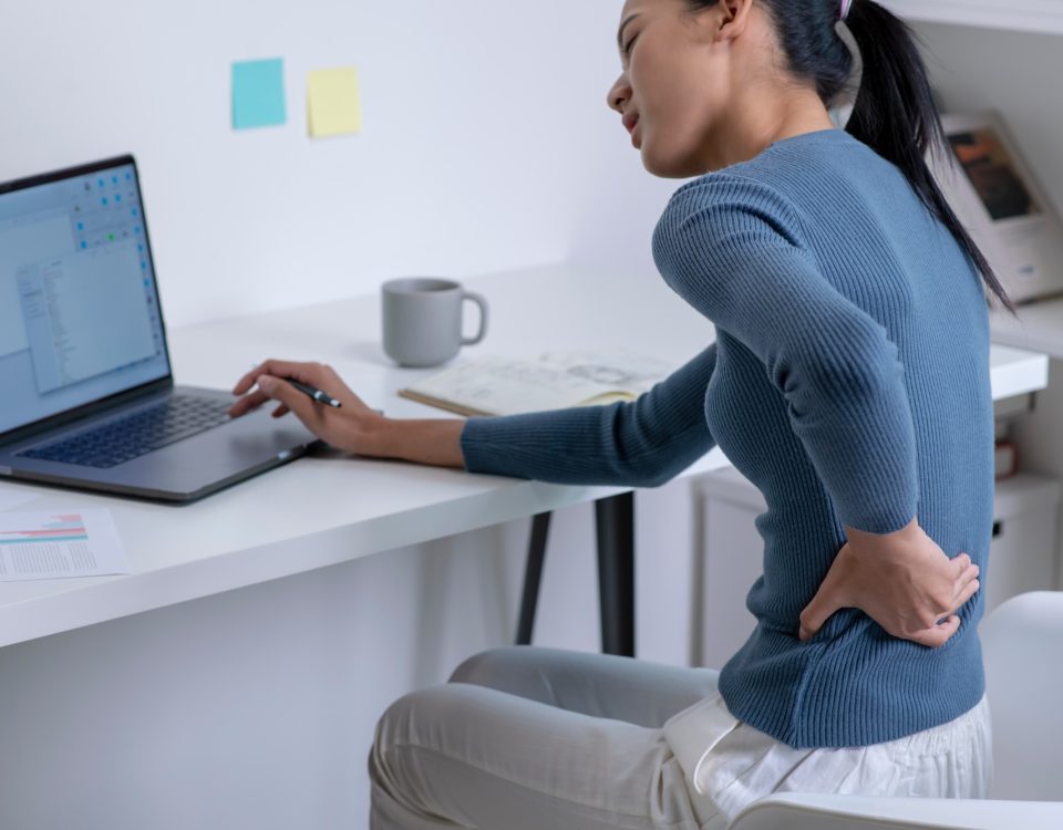 Vivre avec une hernie discale : stratégies au quotidien 12 Woman with back pain